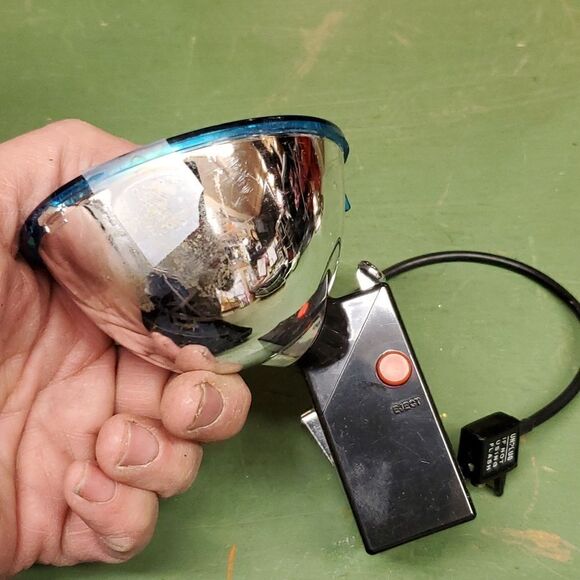 Mid 20th Century Foldable Polaroid Land Automatic Camera Model 100 - Picture 9 of 12